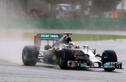 Hamilton giành Pole đầu tiên