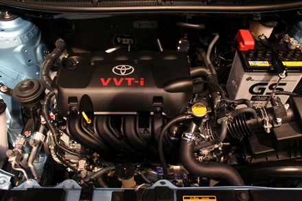 Vios mới chính thức ra mắt tại Việt Nam - 2 Không có nhiều sự khác biệt giữa động cơ 1.5L (trên) và 1.3L (dưới)