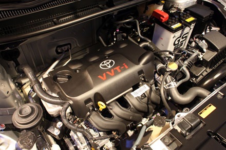 Vios mới chính thức ra mắt tại Việt Nam - 3 Không có nhiều sự khác biệt giữa động cơ 1.5L (trên) và 1.3L (dưới)