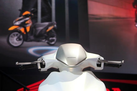 Honda ES 01 - Sự ngạc nhiên từ Thái Lan - 11 Phần đâu xe vẫn có chút ít ảnh hưởng từ các mẫu xe ga khác của Honda như AirBlade