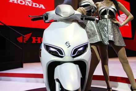 Honda ES 01 - Sự ngạc nhiên từ Thái Lan - 19 ... và đèn pha có thiết kế thực sự lôi cuốn, tương tự như trên các mẫu ôtô hạng sang