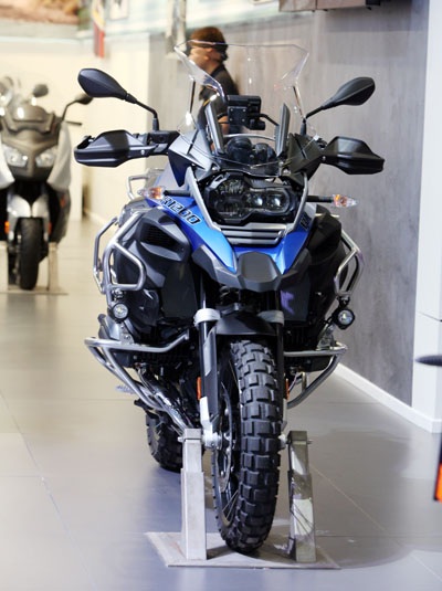 How hardeasy is it to jump a 274kg BMW R 1200 GS  Motorcycle news  Motorcycle reviews from Malaysia Asia and the world  BikesRepubliccom