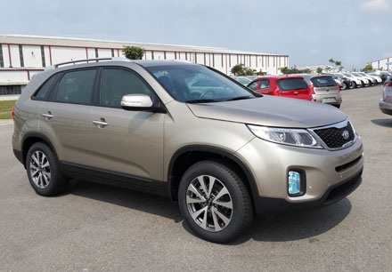 KIA Sorento diesel 2014 tại Việt Nam có thêm bản số sàn - 2 Với giá bán rẻ nhất trong số các mẫu Sorento mới,
phiên bản máy dầu số sàn này được trang bị