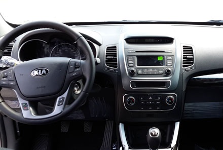 KIA Sorento diesel 2014 tại Việt Nam có thêm bản số sàn - 3 Với giá bán rẻ nhất trong số các mẫu Sorento mới,
phiên bản máy dầu số sàn này được trang bị