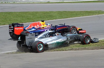 Mercedes đã tìm được đối thủ - 7 Nhưng những sai sót ngoài ý muốn đã khiến đối thủ Red Bull giành được lợi thế