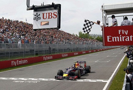 Mercedes đã tìm được đối thủ - 2 Daniel Ricciardo cùng Red Bull có chiến thắng đầy bất ngờ