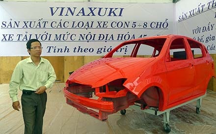 Đích thân chủ tịch hội của Vinaxukia - ông Bùi Ngọc Huyên giới thiệu mẫu ôtô Việt Nam mà ông ấp ủ