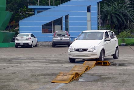 Đích thân chủ tịch hội của Vinaxukia - ông Bùi Ngọc Huyên giới thiệu mẫu ôtô Việt Nam mà ông ấp ủ