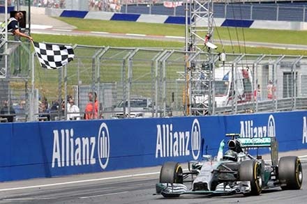 Mɥrcedes nối lại mạch chiến thắng