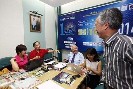 Khách mời trong buổi giao lưu trực tuyến đã trả lời hàng trăm câu hỏi của bạn đọc về Giải thưởng