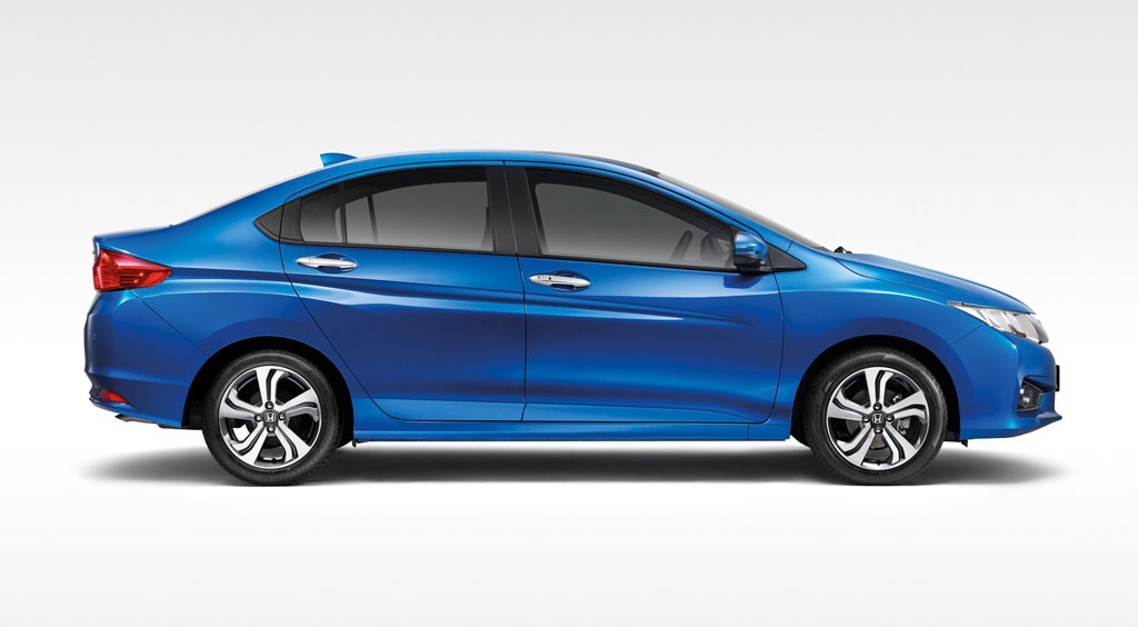 Honda City 2014 sẽ sớm có mặt tại Việt Nam - 4 Honda City thế hệ thứ 3 (trái) và mẫu xe mới
