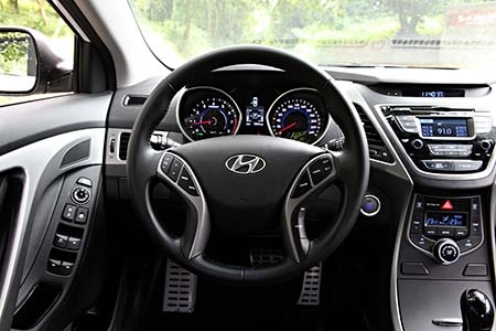 Tay lái của Hyundal Elantra 1.8L AT