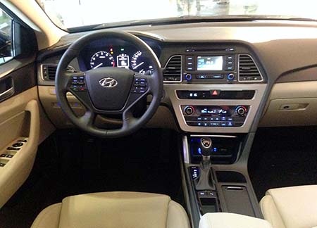Hyundai Sonata 2015 có giá 1,06 tỷ đồng - 4 Khoang lái của Sonata 2015