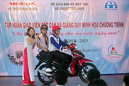 Khởi động chương trình ”An toàn giao thông cho nụ cười ngày mai” - 2 Khởi động chương trình ”An toàn giao thông cho nụ cười ngày mai”