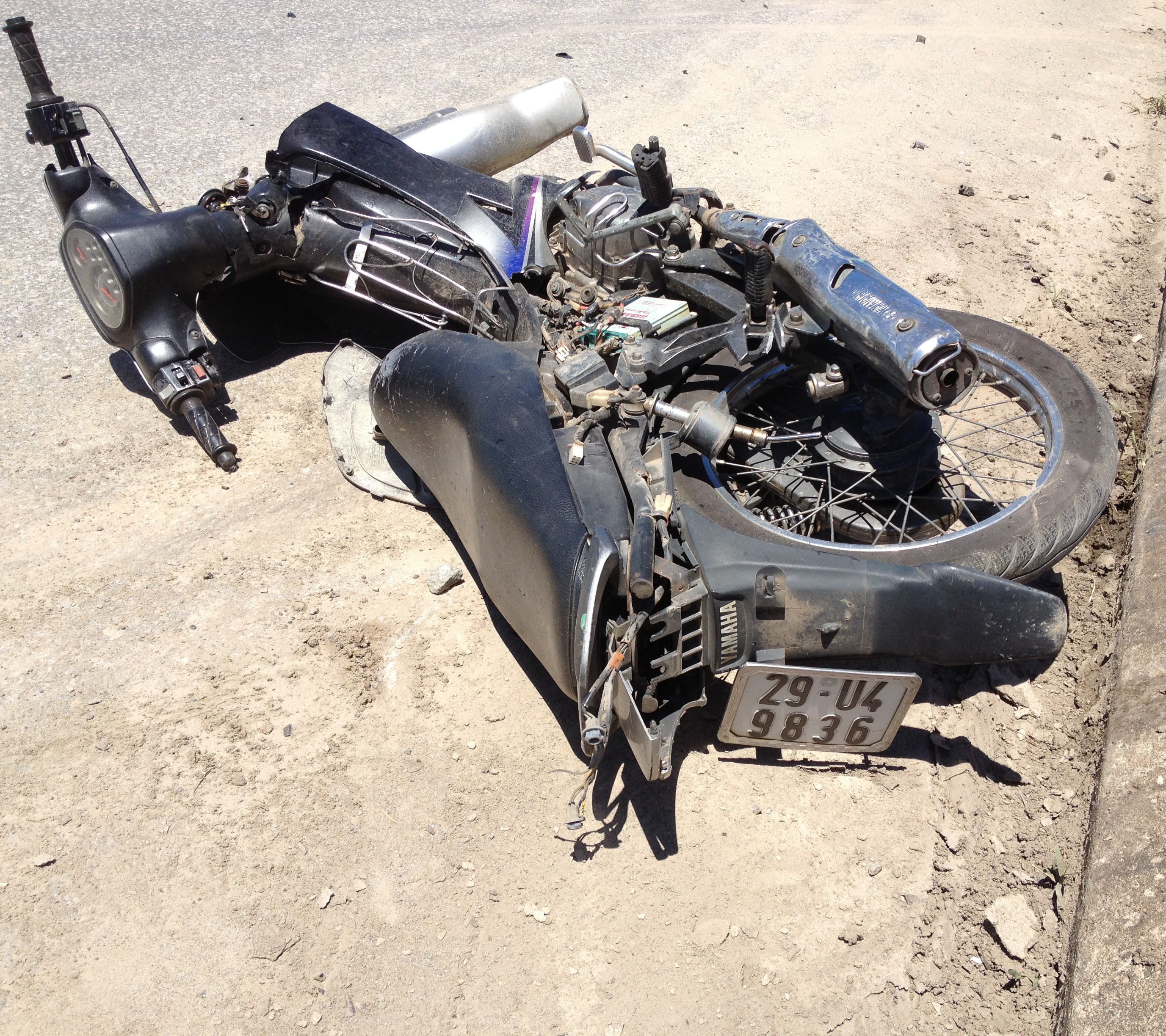 Xe máy bị đâm sau vụ tai nạn.