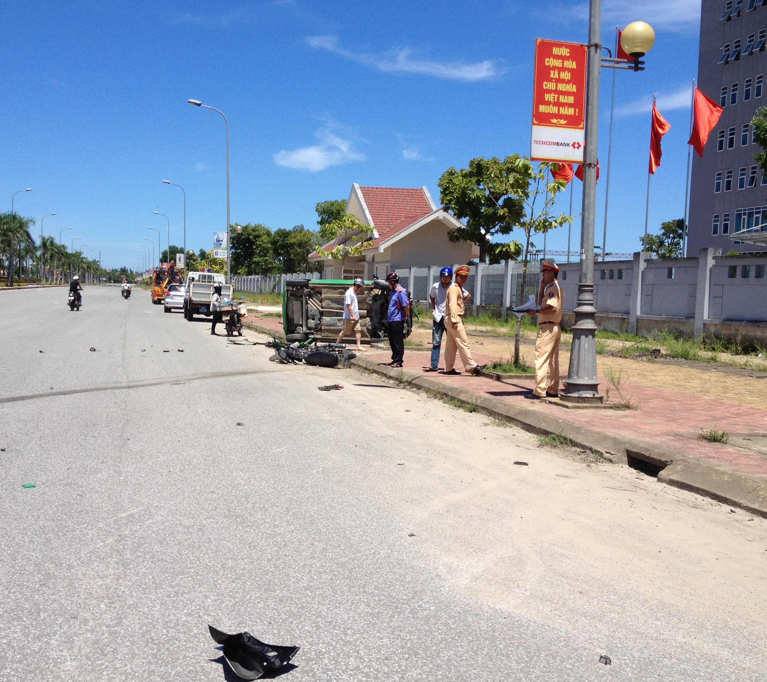 Xe taxi của hãng Mai Linh bị lật trên vỉa hè.