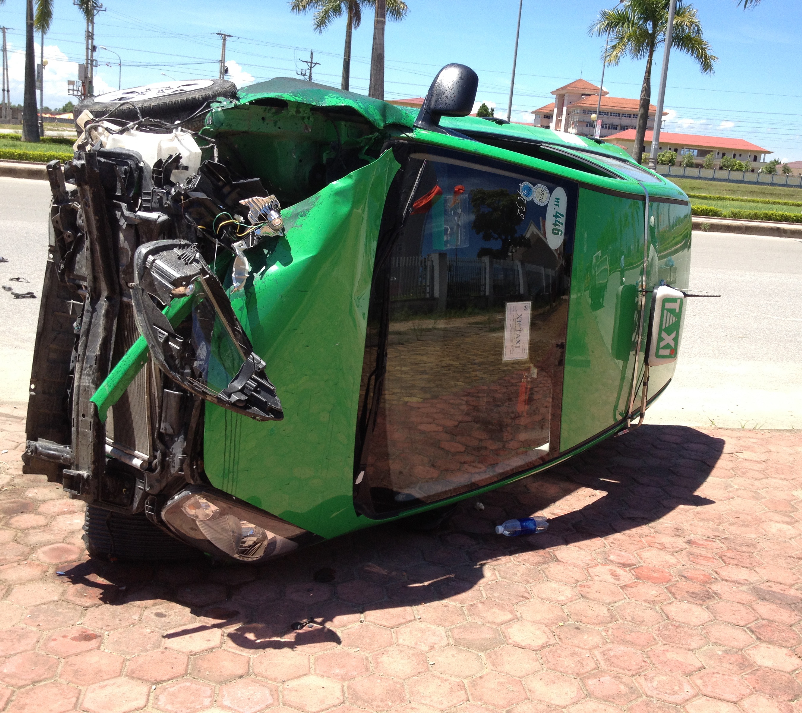 Đầu của xe taxi biến dạng.