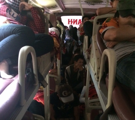 Xe 30 chỗ ngồi "nhồi"... 58 hành khách - 2 Hành khách nằm ngồi san sát trong xe.