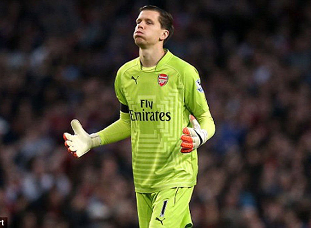 Thủ thành Arsenal bị phạt vì hút thuốc trong phòng thay đồ - 1 Szczesny vô kỷ luật khiến HLV Wenger “nóng mắt”