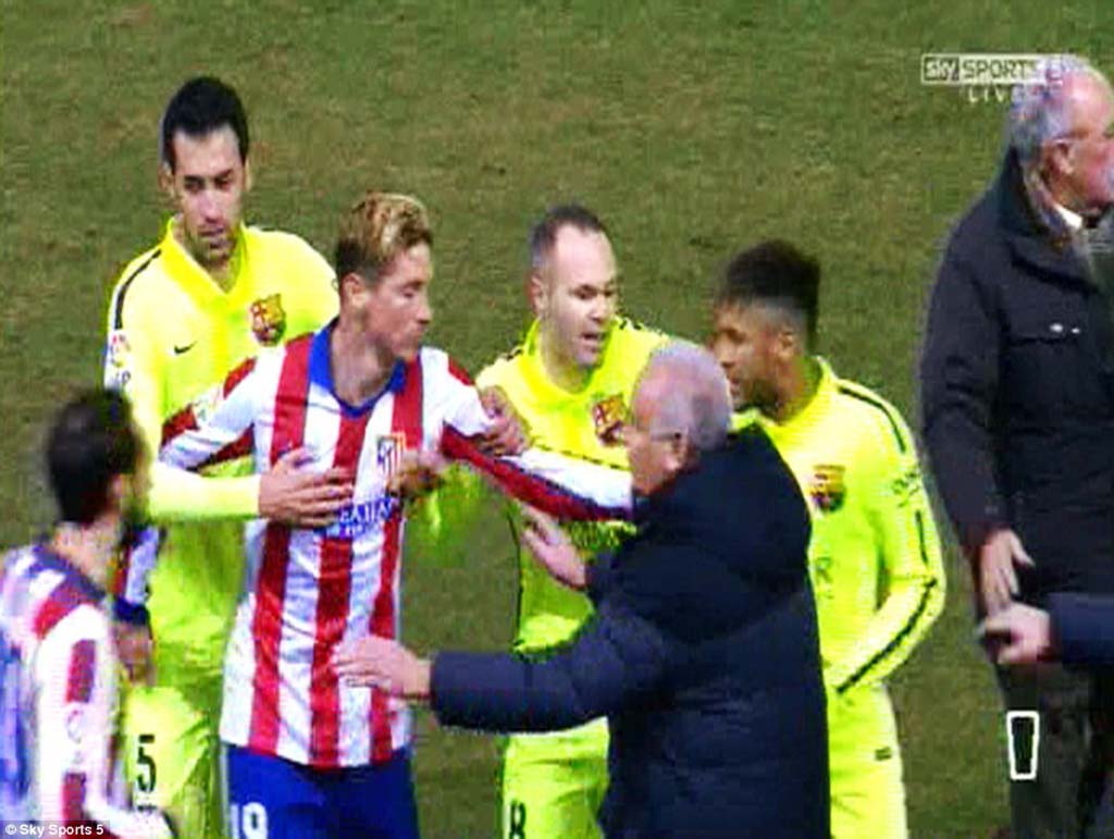 Chuyện hy hữu: Đội trưởng Atletico bị đuổi trong đường hầm - 1 Hai bên tranh cãi nảy lửa sau khi hiệp 1 kết thúc
