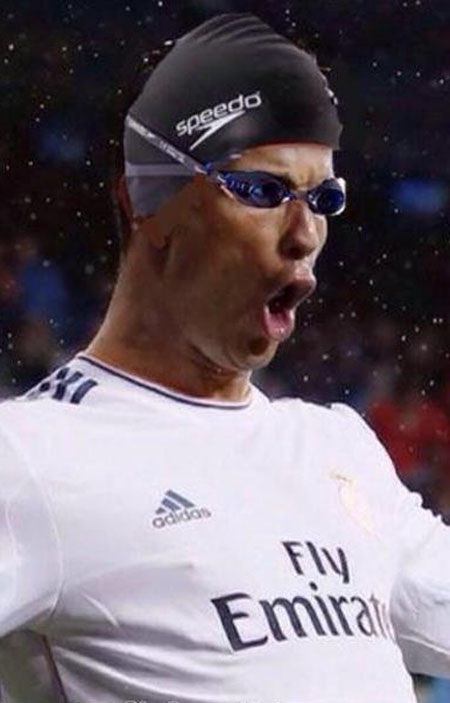 Hài hước với ảnh chế C.Ronaldo nhảy cầu, nhào lộn - 4 Trang phục ra sân của C.Ronaldo
