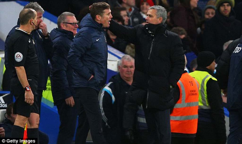 HLV Mourinho bị đối thủ từ chối bắt tay