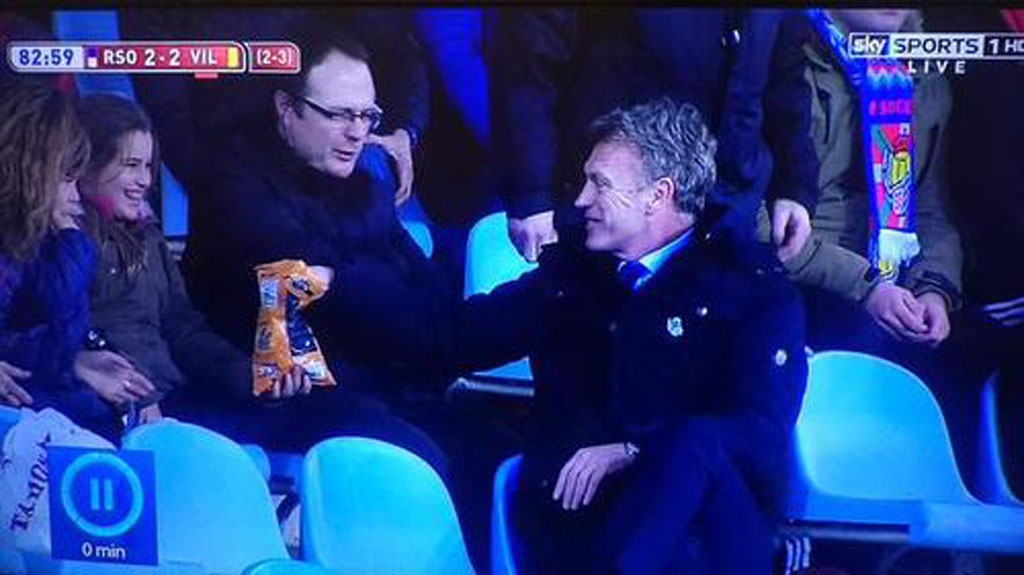 Bị truất quyền chỉ đạo, Moyes lên khán đài ăn... bim bim - 1 HLV David Moyes thân thiện với CĐV Real Sociedad