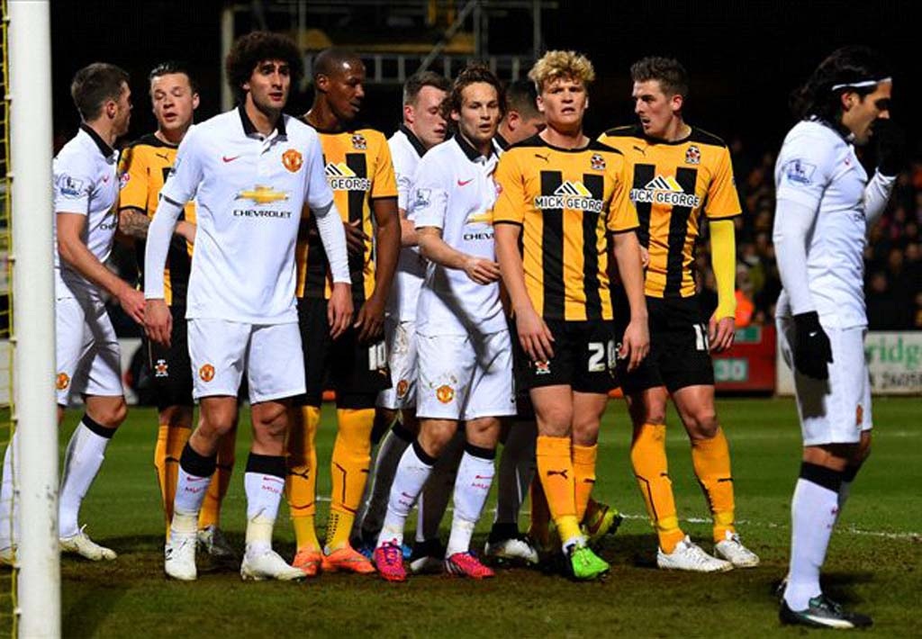 HLV Van Gaal không hài lòng về màn trình diễn của MU