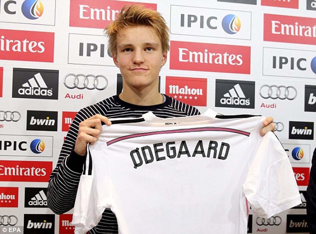 "Thần đồng" Odegaard hưởng lương "khủng" khi tới Real Madrid - 1 Martin Odegaard giúp cha đẻ có việc ở Real Madrid
