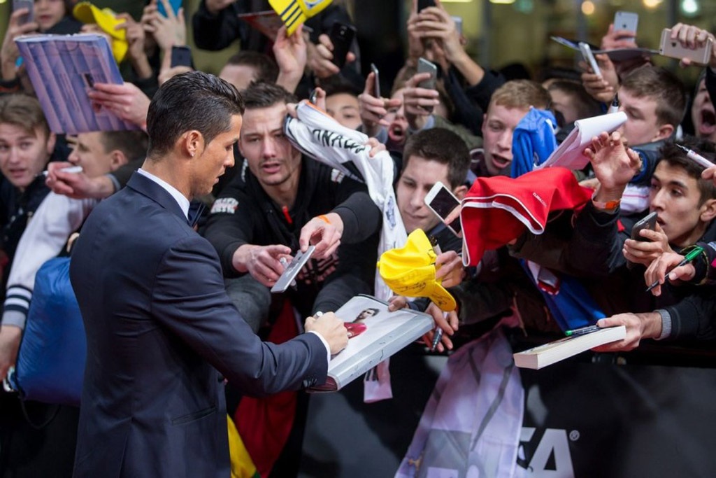 C.Ronaldo giao lưu với CĐV trước khi bước vào buổi lễ