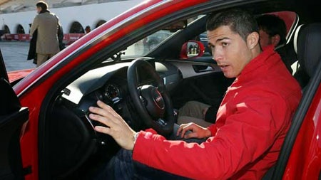 C.Ronaldo mất điểm trong mắt người hâm mộ vì khinh thường Chicharito