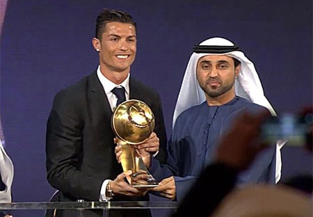 C.Ronaldo đoạt giải Cầu thủ xuất sắc nhất năm - 1 C.Ronaldo nhận giải Cầu thủ xuất sắc nhất năm
