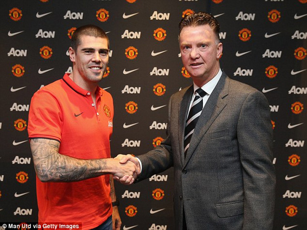 Thủ thành Victor Valdes chính thức ra mắt MU - 1 Valdes chính thức gia nhập MU