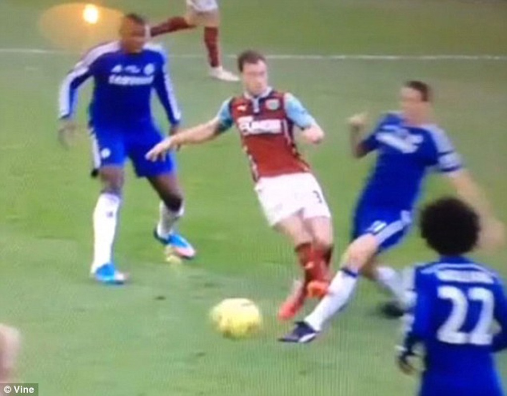 HLV
Mourinho bức xúc vì pha vào bóng của Ashley Barnes