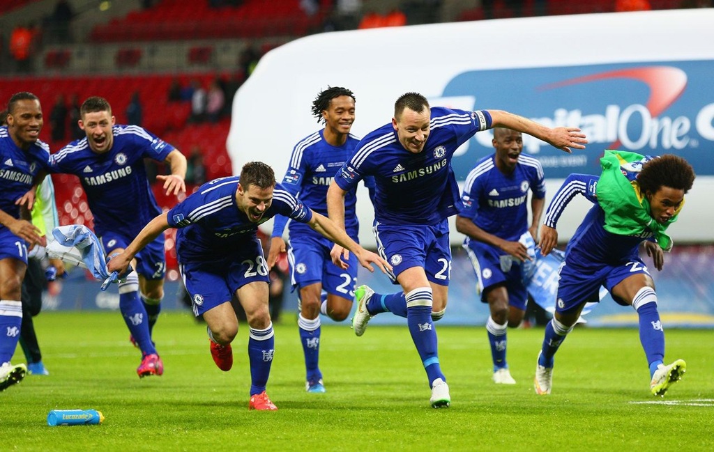 Chelsea vỡ òa đón nhận danh hiệu đầu tiên dưới thời Mourinho - 1 Chelsea vỡ òa sau khi trọng tài nổi hồi còi kết thúc trận đấu