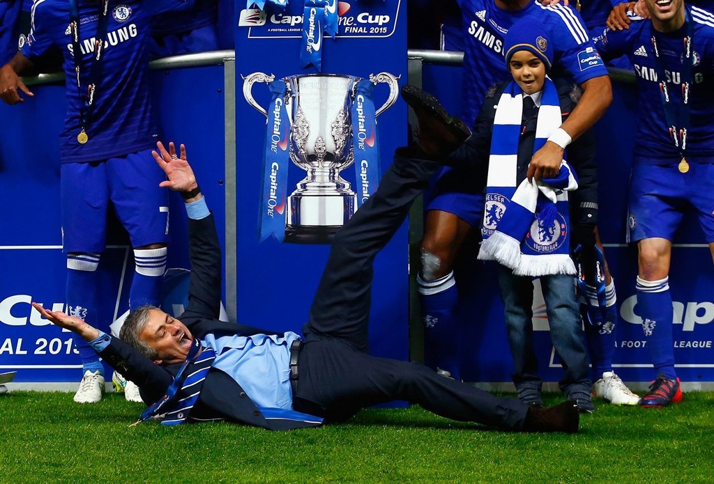 Chelsea vỡ òa đón nhận danh hiệu đầu tiên dưới thời Mourinho - 6 Đó là lý do chiến lược gia này ăn mừng “như con nít” sau khi đăng quang