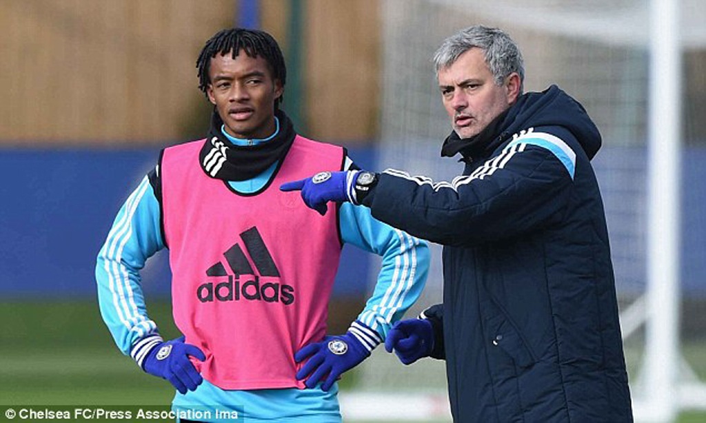 Miệt mài tập luyện, Juan Cuadrado sẵn sàng ra mắt Chelsea - 1 HLV Mourinho hướng dẫn tận tình Juan Cuadrado