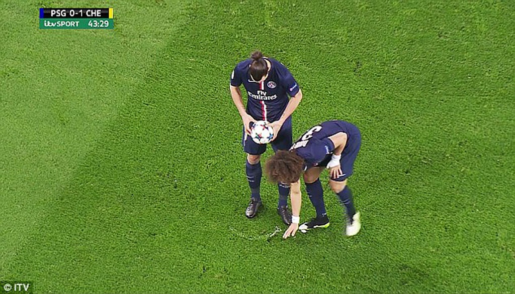 David Luiz sử dụng chiêu trò gian lận “hại” Chelsea - 1 David Luiz gian lận trong tình huống đá phạt của PSG