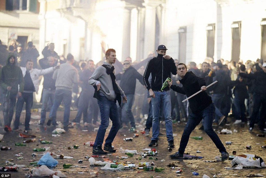 CĐV Feyenoord tấn công cảnh sát địa phương. Thành Roma chìm ngập trong khói