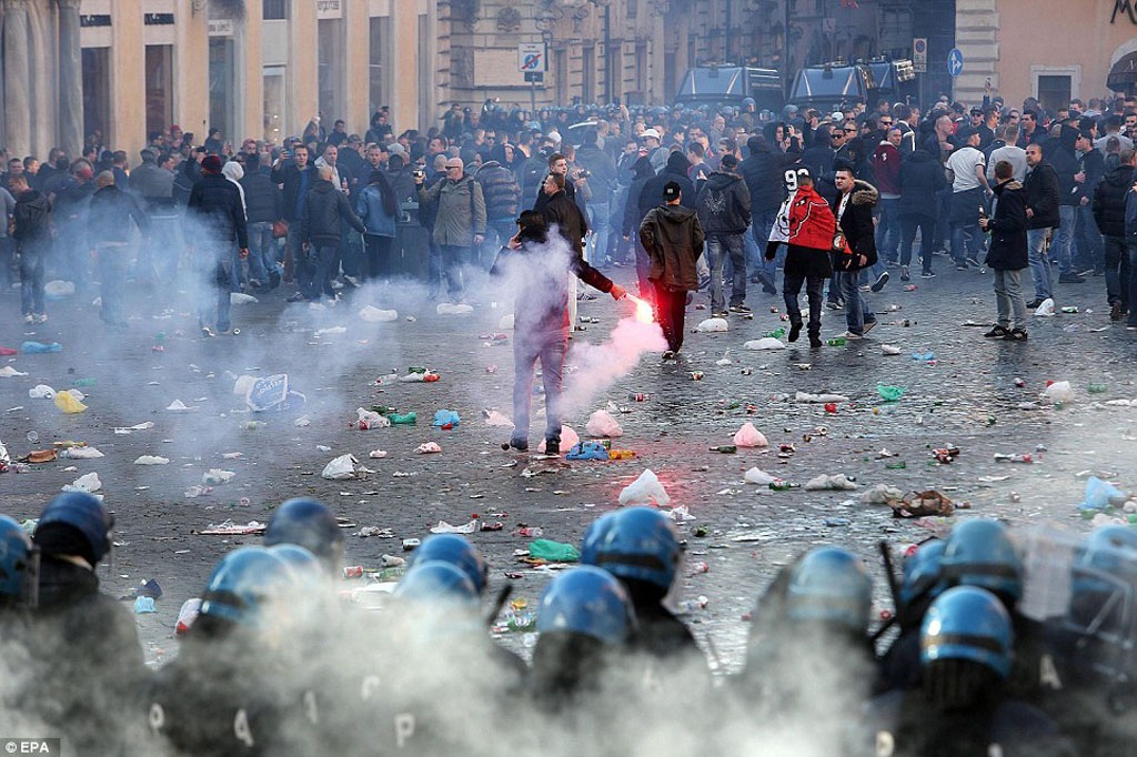 Cổ động viên Feyenoord gây náo loạn ở Roma - 2 CĐV Feyenoord tấn công cảnh sát địa phương. Thành Roma chìm ngập trong khói