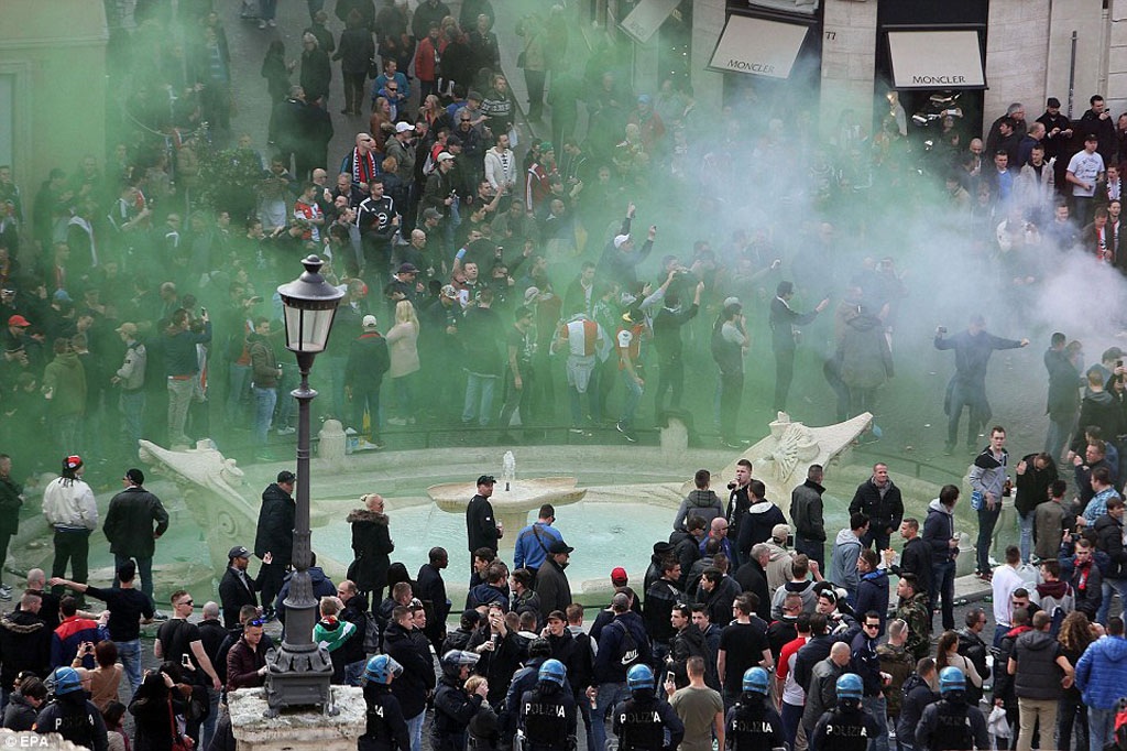 CĐV Feyenoord tấn công cảnh sát địa phương. Thành Roma chìm ngập trong khói