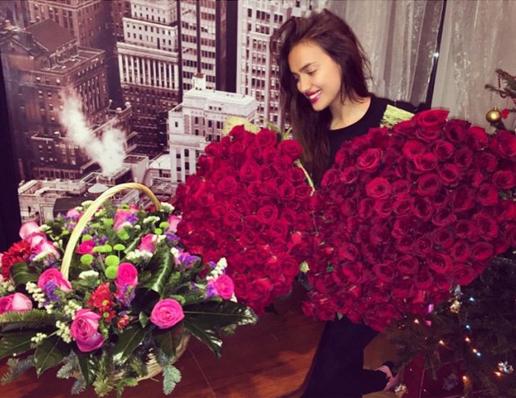 Hai bó hoa
hồng vĩ đại Irina Shayk vừa nhận được từ The Rock trong ngày sinh nhật