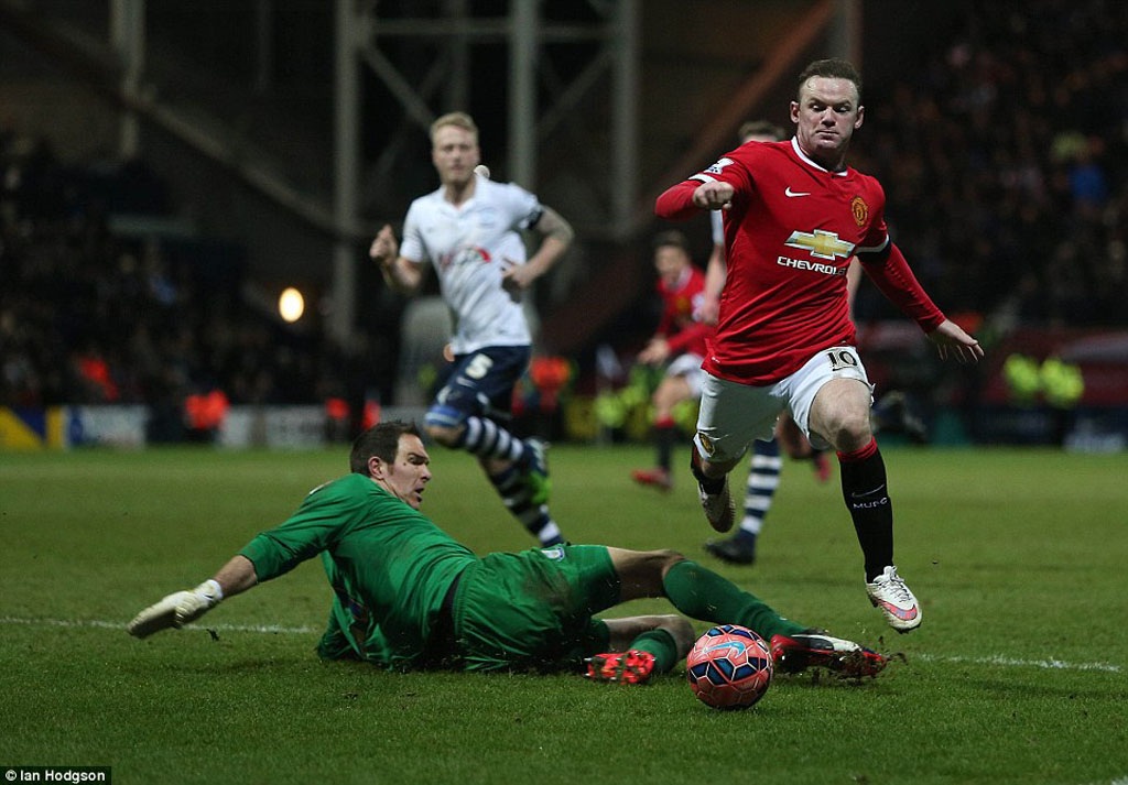 Trở lại đá tiền đạo, Rooney ăn vạ kiếm phạt đền - 1 Rooney bị
chỉ trích vì ăn vạ kiếm phạt đền cho MU