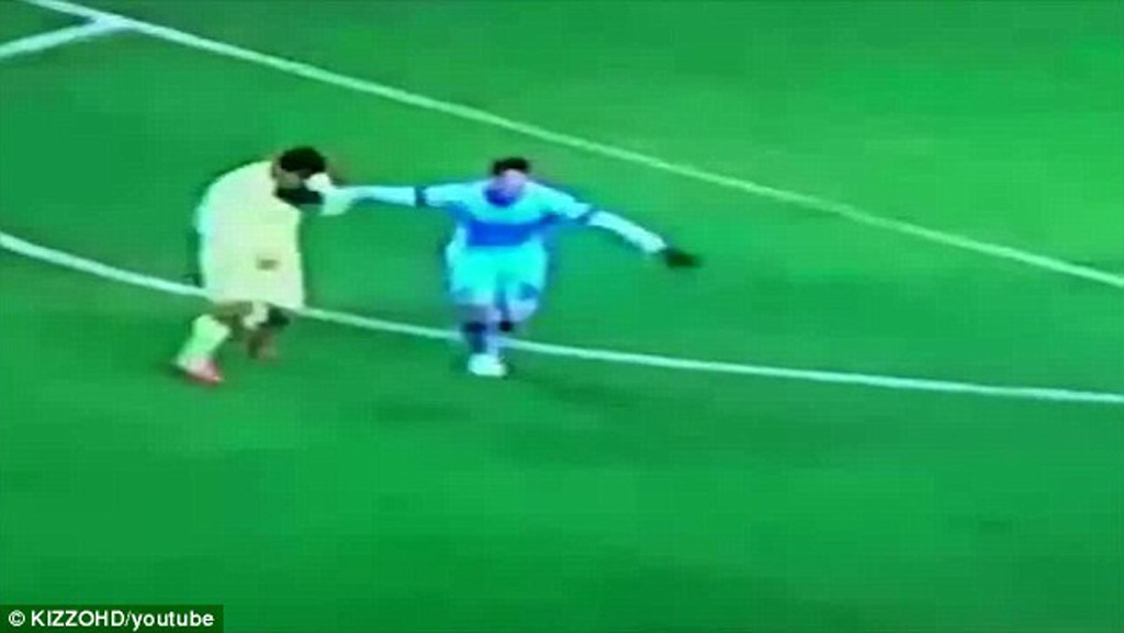 Bị cáo buộc cắn người, Luis Suarez nổi trận lôi đình - 1 Suarez bị
vu cắn vào tay của Demichelis