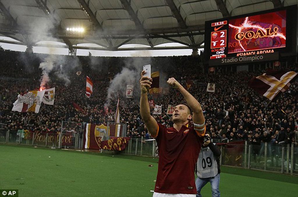 Totti lấy điện thoại ra “tự sướng” trên sân - 1 Totti “tự
sướng” ngay trên sân