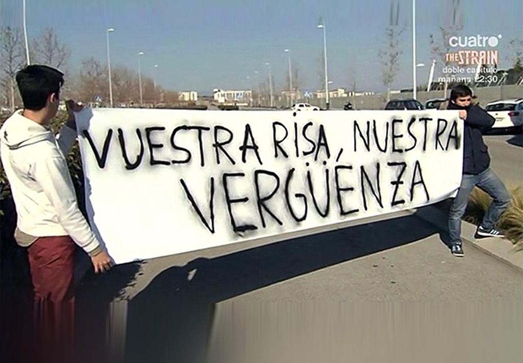 Những CĐV Real Madrid giơ biểu ngữ phản đối C.Ronaldo