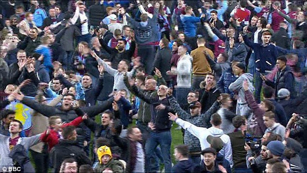 Kinh hoàng với sự cố vỡ sân ở FA Cup - 2 Sau đó, hàng ngàn người hâm mộ đã tràn xuống sân ăn mừng chiến
thắng