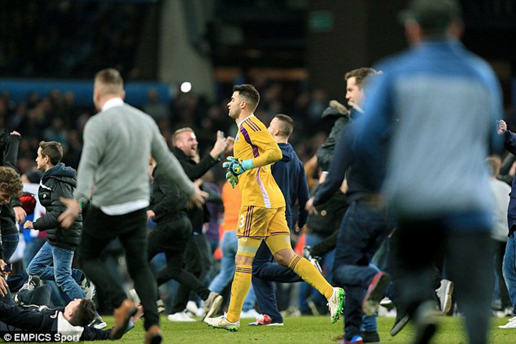 Kinh hoàng với sự cố vỡ sân ở FA Cup - 3 Sau đó, hàng ngàn người hâm mộ đã tràn xuống sân ăn mừng chiến
thắng