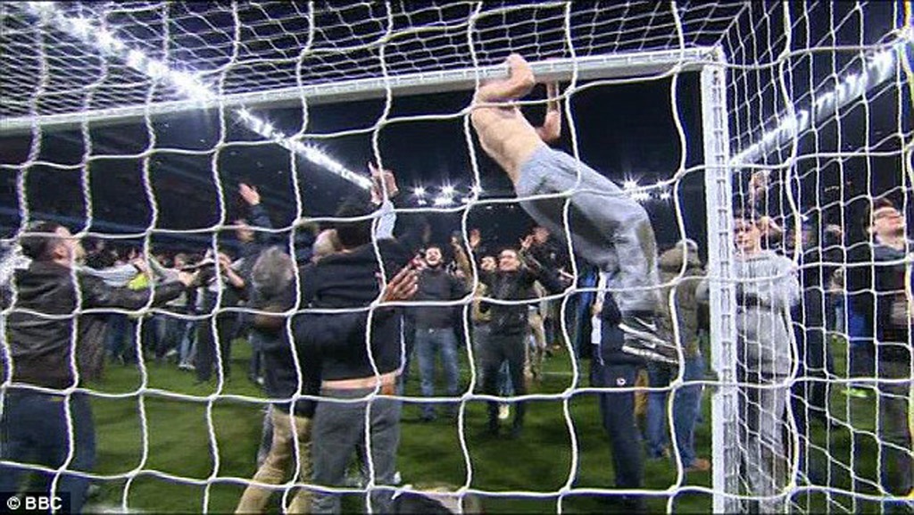 Kinh hoàng với sự cố vỡ sân ở FA Cup - 7 Sau đó, hàng ngàn người hâm mộ đã tràn xuống sân ăn mừng chiến
thắng