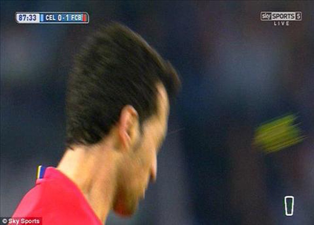 Đối thủ ném cỏ vào mặt Sergio Busquets - 1 Busquets bị
ném cỏ vào mặt